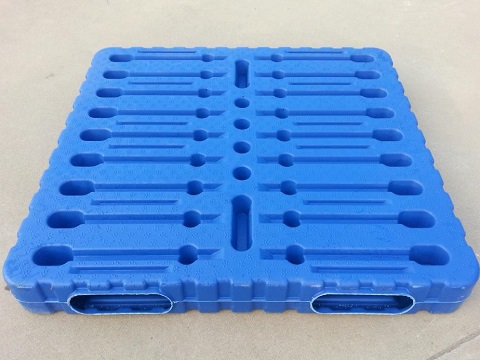 Blow molded plastic pallet