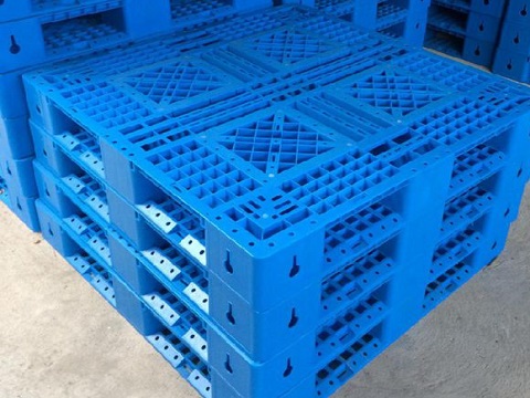 Injection plastic pallet